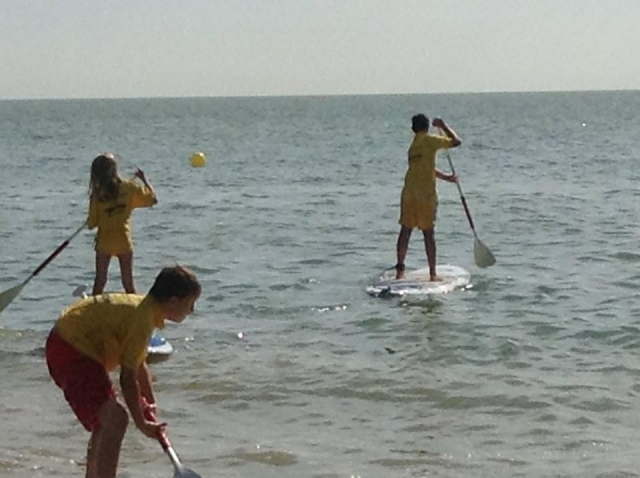  Paddleboarding es muy divertido de hacer en grupo 